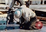 Image le rivetage pendant le Liberty Ship Construction dans Seconde Guerre Mondiale California United States USA, 1942, de la seconde 17 séquences d'archives historiques vidéo 65675025789
