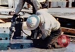 Image le rivetage pendant le Liberty Ship Construction dans Seconde Guerre Mondiale California United States USA, 1942, de la seconde 18 séquences d'archives historiques vidéo 65675025789