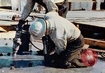 Image le rivetage pendant le Liberty Ship Construction dans Seconde Guerre Mondiale California United States USA, 1942, de la seconde 20 séquences d'archives historiques vidéo 65675025789