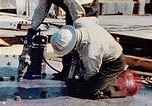 Image le rivetage pendant le Liberty Ship Construction dans Seconde Guerre Mondiale California United States USA, 1942, de la seconde 21 séquences d'archives historiques vidéo 65675025789