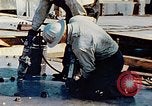 Image le rivetage pendant le Liberty Ship Construction dans Seconde Guerre Mondiale California United States USA, 1942, de la seconde 22 séquences d'archives historiques vidéo 65675025789
