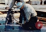 Image le rivetage pendant le Liberty Ship Construction dans Seconde Guerre Mondiale California United States USA, 1942, de la seconde 23 séquences d'archives historiques vidéo 65675025789