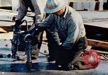 Image le rivetage pendant le Liberty Ship Construction dans Seconde Guerre Mondiale California United States USA, 1942, de la seconde 24 séquences d'archives historiques vidéo 65675025789