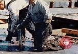 Image le rivetage pendant le Liberty Ship Construction dans Seconde Guerre Mondiale California United States USA, 1942, de la seconde 25 séquences d'archives historiques vidéo 65675025789