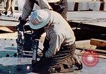 Image le rivetage pendant le Liberty Ship Construction dans Seconde Guerre Mondiale California United States USA, 1942, de la seconde 30 séquences d'archives historiques vidéo 65675025789