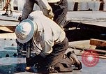 Image le rivetage pendant le Liberty Ship Construction dans Seconde Guerre Mondiale California United States USA, 1942, de la seconde 31 séquences d'archives historiques vidéo 65675025789