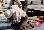 Image le rivetage pendant le Liberty Ship Construction dans Seconde Guerre Mondiale California United States USA, 1942, de la seconde 33 séquences d'archives historiques vidéo 65675025789