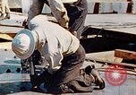 Image le rivetage pendant le Liberty Ship Construction dans Seconde Guerre Mondiale California United States USA, 1942, de la seconde 34 séquences d'archives historiques vidéo 65675025789