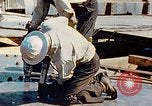 Image le rivetage pendant le Liberty Ship Construction dans Seconde Guerre Mondiale California United States USA, 1942, de la seconde 35 séquences d'archives historiques vidéo 65675025789