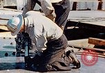 Image le rivetage pendant le Liberty Ship Construction dans Seconde Guerre Mondiale California United States USA, 1942, de la seconde 39 séquences d'archives historiques vidéo 65675025789