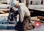 Image le rivetage pendant le Liberty Ship Construction dans Seconde Guerre Mondiale California United States USA, 1942, de la seconde 40 séquences d'archives historiques vidéo 65675025789