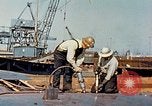 Image le rivetage pendant le Liberty Ship Construction dans Seconde Guerre Mondiale California United States USA, 1942, de la seconde 41 séquences d'archives historiques vidéo 65675025789