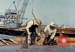 Image le rivetage pendant le Liberty Ship Construction dans Seconde Guerre Mondiale California United States USA, 1942, de la seconde 42 séquences d'archives historiques vidéo 65675025789