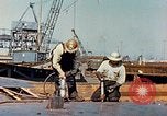 Image le rivetage pendant le Liberty Ship Construction dans Seconde Guerre Mondiale California United States USA, 1942, de la seconde 44 séquences d'archives historiques vidéo 65675025789