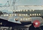 Standbild einen beweglichen Kran Übertragen eines 28 Tonnen Stahl Seite Shell für Liberty Schiff California United States USA, 1942, aus Sekunde 1 historischem Filmmaterial Videoclip 65675025790