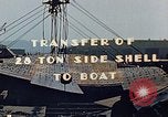 Standbild einen beweglichen Kran Übertragen eines 28 Tonnen Stahl Seite Shell für Liberty Schiff California United States USA, 1942, aus Sekunde 3 historischem Filmmaterial Videoclip 65675025790