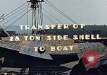 Standbild einen beweglichen Kran Übertragen eines 28 Tonnen Stahl Seite Shell für Liberty Schiff California United States USA, 1942, aus Sekunde 4 historischem Filmmaterial Videoclip 65675025790