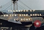 Standbild einen beweglichen Kran Übertragen eines 28 Tonnen Stahl Seite Shell für Liberty Schiff California United States USA, 1942, aus Sekunde 5 historischem Filmmaterial Videoclip 65675025790