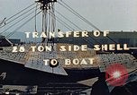 Standbild einen beweglichen Kran Übertragen eines 28 Tonnen Stahl Seite Shell für Liberty Schiff California United States USA, 1942, aus Sekunde 6 historischem Filmmaterial Videoclip 65675025790