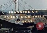 Standbild einen beweglichen Kran Übertragen eines 28 Tonnen Stahl Seite Shell für Liberty Schiff California United States USA, 1942, aus Sekunde 7 historischem Filmmaterial Videoclip 65675025790
