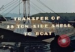Standbild einen beweglichen Kran Übertragen eines 28 Tonnen Stahl Seite Shell für Liberty Schiff California United States USA, 1942, aus Sekunde 8 historischem Filmmaterial Videoclip 65675025790