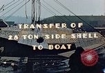Standbild einen beweglichen Kran Übertragen eines 28 Tonnen Stahl Seite Shell für Liberty Schiff California United States USA, 1942, aus Sekunde 9 historischem Filmmaterial Videoclip 65675025790