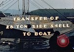 Standbild einen beweglichen Kran Übertragen eines 28 Tonnen Stahl Seite Shell für Liberty Schiff California United States USA, 1942, aus Sekunde 10 historischem Filmmaterial Videoclip 65675025790