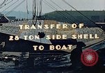 Standbild einen beweglichen Kran Übertragen eines 28 Tonnen Stahl Seite Shell für Liberty Schiff California United States USA, 1942, aus Sekunde 11 historischem Filmmaterial Videoclip 65675025790