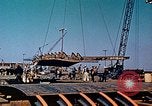 Standbild einen beweglichen Kran Übertragen eines 28 Tonnen Stahl Seite Shell für Liberty Schiff California United States USA, 1942, aus Sekunde 12 historischem Filmmaterial Videoclip 65675025790