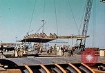 Standbild einen beweglichen Kran Übertragen eines 28 Tonnen Stahl Seite Shell für Liberty Schiff California United States USA, 1942, aus Sekunde 13 historischem Filmmaterial Videoclip 65675025790