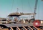 Standbild einen beweglichen Kran Übertragen eines 28 Tonnen Stahl Seite Shell für Liberty Schiff California United States USA, 1942, aus Sekunde 14 historischem Filmmaterial Videoclip 65675025790