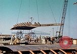 Standbild einen beweglichen Kran Übertragen eines 28 Tonnen Stahl Seite Shell für Liberty Schiff California United States USA, 1942, aus Sekunde 15 historischem Filmmaterial Videoclip 65675025790