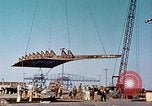 Standbild einen beweglichen Kran Übertragen eines 28 Tonnen Stahl Seite Shell für Liberty Schiff California United States USA, 1942, aus Sekunde 16 historischem Filmmaterial Videoclip 65675025790