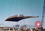 Standbild einen beweglichen Kran Übertragen eines 28 Tonnen Stahl Seite Shell für Liberty Schiff California United States USA, 1942, aus Sekunde 17 historischem Filmmaterial Videoclip 65675025790