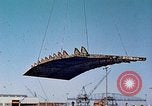 Standbild einen beweglichen Kran Übertragen eines 28 Tonnen Stahl Seite Shell für Liberty Schiff California United States USA, 1942, aus Sekunde 18 historischem Filmmaterial Videoclip 65675025790