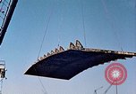Standbild einen beweglichen Kran Übertragen eines 28 Tonnen Stahl Seite Shell für Liberty Schiff California United States USA, 1942, aus Sekunde 19 historischem Filmmaterial Videoclip 65675025790