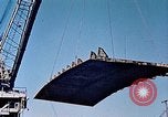 Standbild einen beweglichen Kran Übertragen eines 28 Tonnen Stahl Seite Shell für Liberty Schiff California United States USA, 1942, aus Sekunde 20 historischem Filmmaterial Videoclip 65675025790