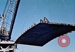 Standbild einen beweglichen Kran Übertragen eines 28 Tonnen Stahl Seite Shell für Liberty Schiff California United States USA, 1942, aus Sekunde 21 historischem Filmmaterial Videoclip 65675025790