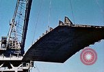 Standbild einen beweglichen Kran Übertragen eines 28 Tonnen Stahl Seite Shell für Liberty Schiff California United States USA, 1942, aus Sekunde 22 historischem Filmmaterial Videoclip 65675025790