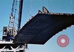 Standbild einen beweglichen Kran Übertragen eines 28 Tonnen Stahl Seite Shell für Liberty Schiff California United States USA, 1942, aus Sekunde 23 historischem Filmmaterial Videoclip 65675025790