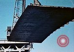 Standbild einen beweglichen Kran Übertragen eines 28 Tonnen Stahl Seite Shell für Liberty Schiff California United States USA, 1942, aus Sekunde 24 historischem Filmmaterial Videoclip 65675025790
