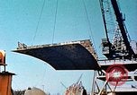 Standbild einen beweglichen Kran Übertragen eines 28 Tonnen Stahl Seite Shell für Liberty Schiff California United States USA, 1942, aus Sekunde 25 historischem Filmmaterial Videoclip 65675025790