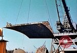 Standbild einen beweglichen Kran Übertragen eines 28 Tonnen Stahl Seite Shell für Liberty Schiff California United States USA, 1942, aus Sekunde 26 historischem Filmmaterial Videoclip 65675025790