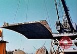 Standbild einen beweglichen Kran Übertragen eines 28 Tonnen Stahl Seite Shell für Liberty Schiff California United States USA, 1942, aus Sekunde 27 historischem Filmmaterial Videoclip 65675025790