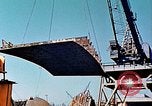 Standbild einen beweglichen Kran Übertragen eines 28 Tonnen Stahl Seite Shell für Liberty Schiff California United States USA, 1942, aus Sekunde 28 historischem Filmmaterial Videoclip 65675025790
