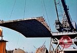 Standbild einen beweglichen Kran Übertragen eines 28 Tonnen Stahl Seite Shell für Liberty Schiff California United States USA, 1942, aus Sekunde 29 historischem Filmmaterial Videoclip 65675025790