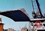 Standbild einen beweglichen Kran Übertragen eines 28 Tonnen Stahl Seite Shell für Liberty Schiff California United States USA, 1942, aus Sekunde 30 historischem Filmmaterial Videoclip 65675025790