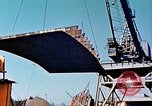 Standbild einen beweglichen Kran Übertragen eines 28 Tonnen Stahl Seite Shell für Liberty Schiff California United States USA, 1942, aus Sekunde 31 historischem Filmmaterial Videoclip 65675025790