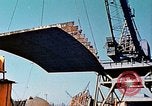 Standbild einen beweglichen Kran Übertragen eines 28 Tonnen Stahl Seite Shell für Liberty Schiff California United States USA, 1942, aus Sekunde 32 historischem Filmmaterial Videoclip 65675025790