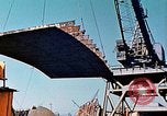 Standbild einen beweglichen Kran Übertragen eines 28 Tonnen Stahl Seite Shell für Liberty Schiff California United States USA, 1942, aus Sekunde 33 historischem Filmmaterial Videoclip 65675025790